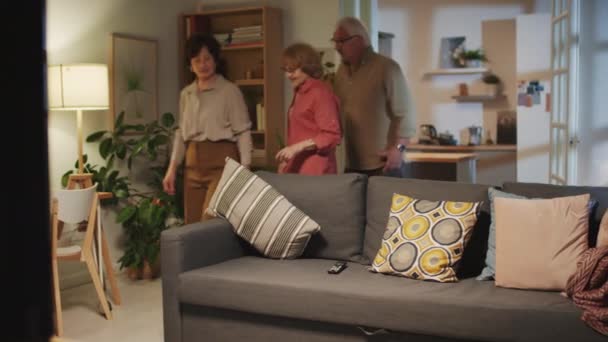 Mittlere Langzeitaufnahme Einer Rentnergruppe Die Das Wohnzimmer Betritt Wenn Sie — Stockvideo