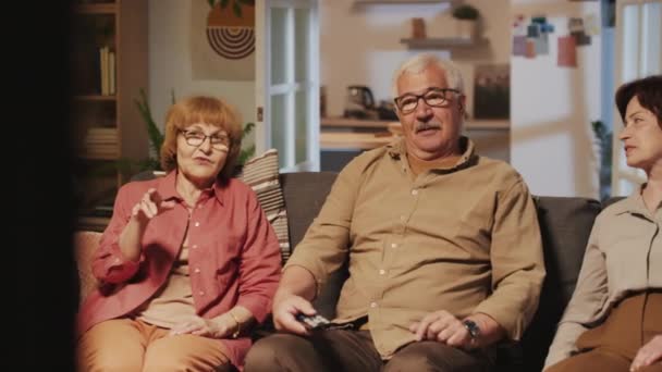 Střední Záběr Skupiny Seniorů Kteří Scházejí Aby Podívali Komediální Film — Stock video