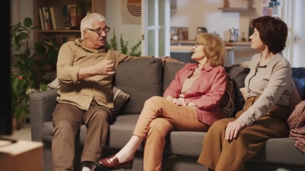 Media Lunga Possibilità Gruppo Tre Amici Anziani Chat Con Altro — Video Stock