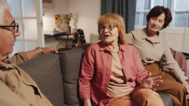 Medium Shot Cheerful Elderly Friends Discussing Different Topics Spending Time — Stock Video
