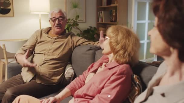 Tiro Médio Amigos Seniores Conversando Uns Com Outros Quando Passar — Vídeo de Stock
