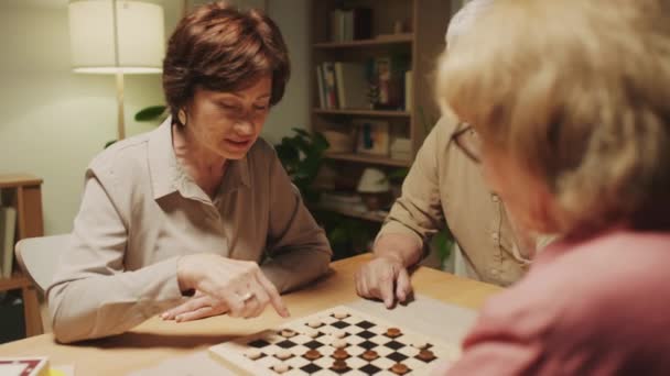 Přes Rameno Starší Lidé Snaží Vyhrát Jeden Druhého Dámě Sedí — Stock video