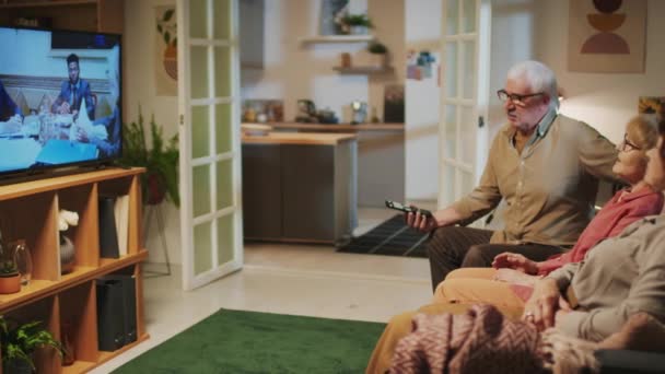 Longo Tiro Médio Grupo Pensionistas Discutindo Filme Quando Assisti Juntos — Vídeo de Stock