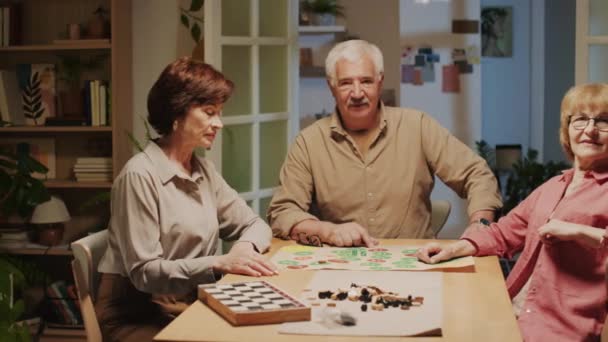 Střední Portrét Pohled Veselých Starších Lidí Sedících Stolu Když Tráví — Stock video