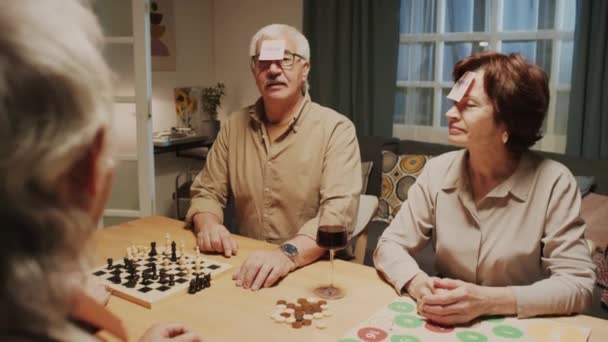 Shoulder Shot Pensioners Playing Funny Game Guessing Who Stickers Foreheads — Stock Video