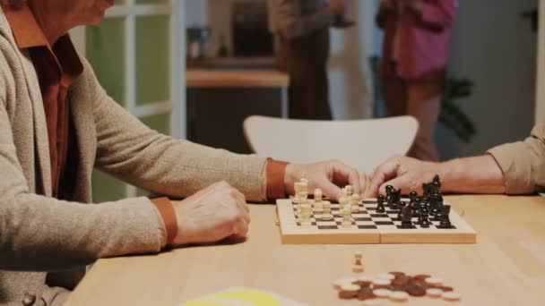 Masada Otururken Satranç Oynayan Erkek Emeklilerin Kırpılmış Pozları Arka Planda — Stok video