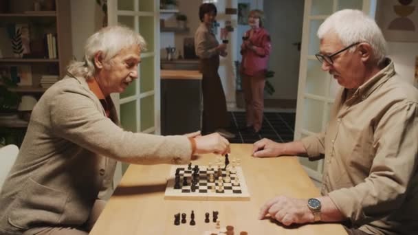 Mittlere Aufnahme Von Zwei Älteren Männern Die Schachspiel Genießen Wenn — Stockvideo