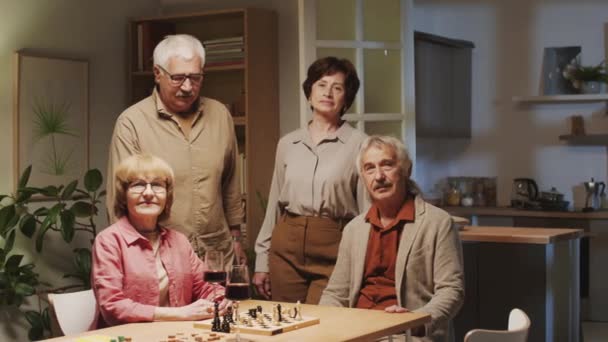 Porträt Zweier Positiver Älterer Paare Wohnzimmer Die Die Kamera Blicken — Stockvideo