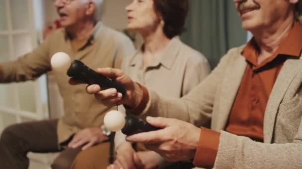 Oříznutý Záběr Senior Společnosti Trávit Čas Spolu Videohrami Joystick Party — Stock video