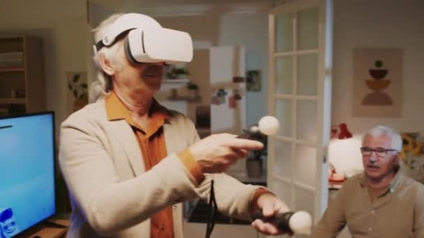 Média Foto Homem Idoso Aprendendo Usar Óculos Realidade Virtual Casa — Vídeo de Stock