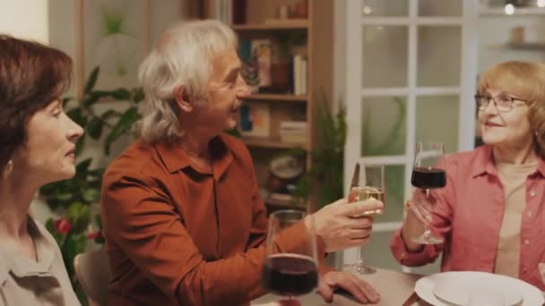 Olumlu Yaştaki Yetişkinlerin Kadeh Tokuşturup Kutlama Masasında Birlikte Otururken Kadeh — Stok video