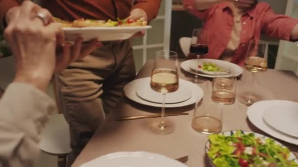 파티에서 테이블에 앉아있는 그들의 접시에 음식을 즐거운 친구의 회사의 — 비디오