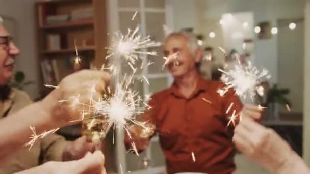 파티에서 토스트를 만들고 조명으로 축하하는 긍정적 성숙한 성인의 — 비디오
