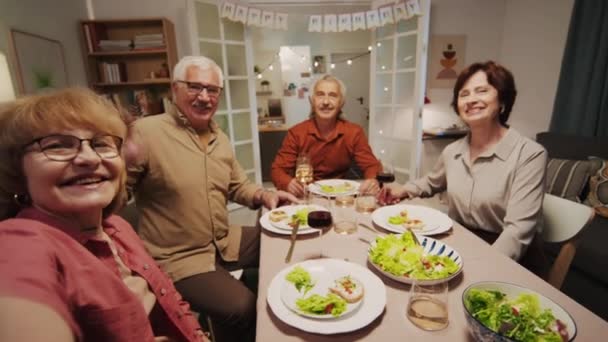 Pozitif Yaşlıların Yemek Masasında Otururken Partisi Yaparken Arkadaşlarını Ararken Görüntülerini — Stok video
