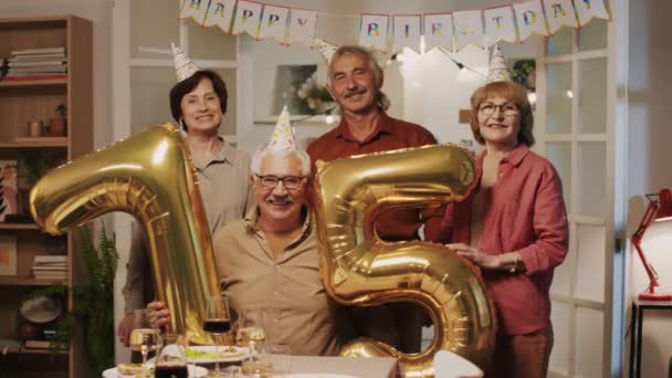 Porträtt Glada Pensionärer Poserar För Kamera Med Ballonger Form Nummer — Stockvideo