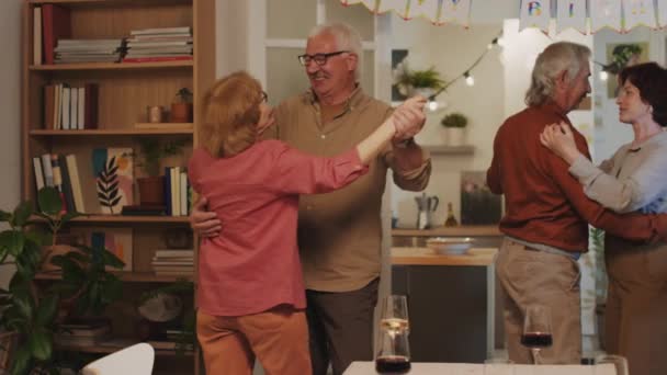 Közepes Távolságból Vidám Nyugdíjasok Táncolnak Együtt Vacsora Után Amikor Születésnapot — Stock videók