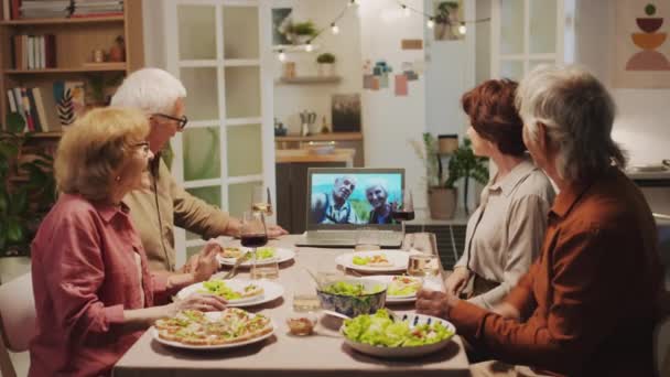 Yaşlı Yetişkinlerin Arkadaşlarıyla Evde Kutlama Yaparken Bilgisayar Başında Konuştuklarına Bakıyorum — Stok video