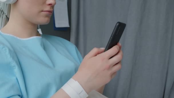 Обрізаний Знімок Пацієнта Який Ється Музиці Навушниках Використовуючи Мобільний Телефон — стокове відео