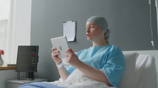 Средний Снимок Молодой Пациентки Раком Имеющей Видеозвонок Родителями Лежащей Кровати — стоковое видео