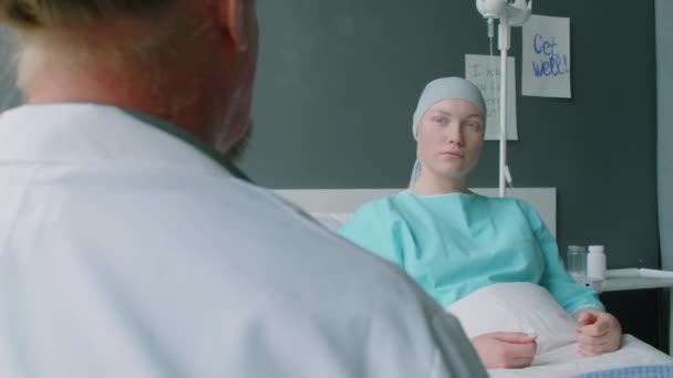 Přes Rameno Zdravotnického Pracovníka Sedícího Pacientem Rakovinou Oddělení Mluvícího — Stock video