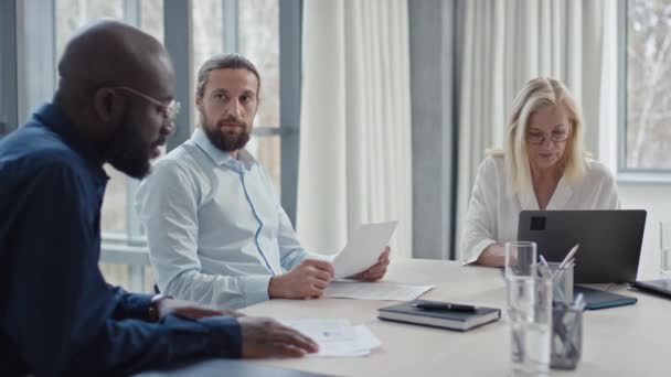Medelstor Bild Multietniska Medarbetare Som Talar Företagets Tillväxtstrategi När Sitter — Stockvideo