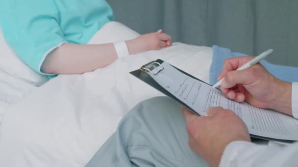 Koğuşta Yatağın Yanında Sağlık Kartı Doldururken Hastanın Semptomlarını Yazarken Çekilmiş — Stok video