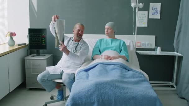 Довгий Знімок Усміхненої Хворої Жінки Раком Сидить Ліжку Слухає Лікаря — стокове відео
