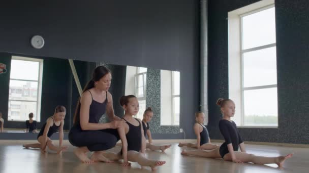 Długie Ujęcie Baletnic Przygotowujących Się Zajęć Siedzących Szczelinach Podłodze Dużego — Wideo stockowe
