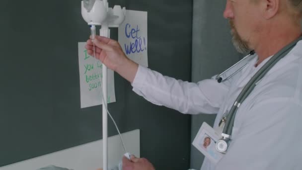 Plan Incliné Travailleur Médical Installant Compte Gouttes Pour Une Patiente — Video