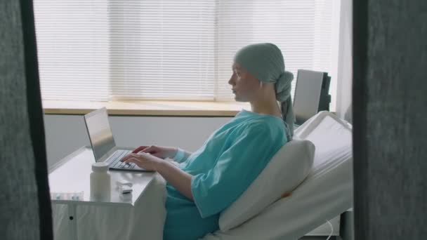 Больная Женщина Платке Раком Печатает Сообщение Своего Блога Сидя Кровати — стоковое видео