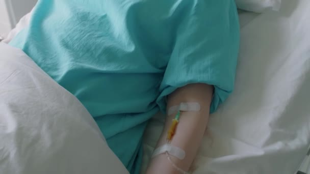 Młoda Pacjentka Rakiem Głowy Śpiąca Łóżku Podczas Chemioterapii Oddziale Szpitalnym — Wideo stockowe