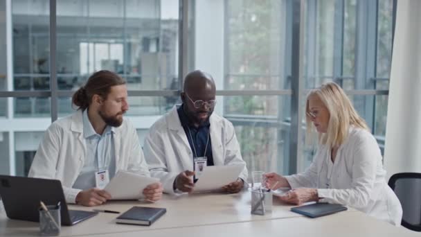 Diverso Grupo Trabajadores Médicos Sentados Mesa Discutiendo Estadísticas Clínica Reunión — Vídeos de Stock