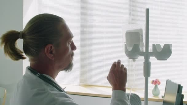 Наклоните Снимок Врача Мужчины Разговаривающего Пациенткой Раком Лежащей Капельницей Химиотерапии — стоковое видео