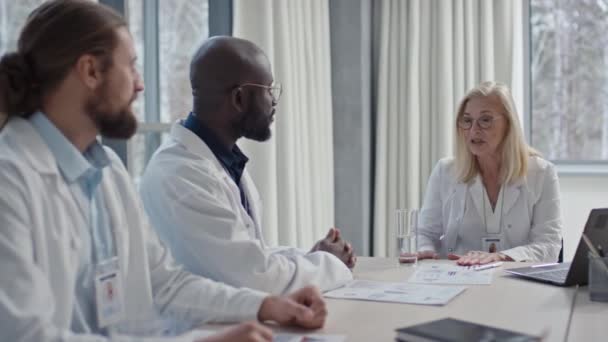 Trabalhadores Médicos Multi Étnicos Sentados Mesa Ideias Brainstorming Sobre Assuntos — Vídeo de Stock