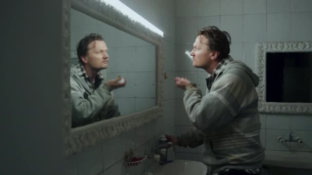 Traş Olmaya Hazırlanan Orta Boy Berduşun Aynanın Önüne Yüzüne Tıraş — Stok video