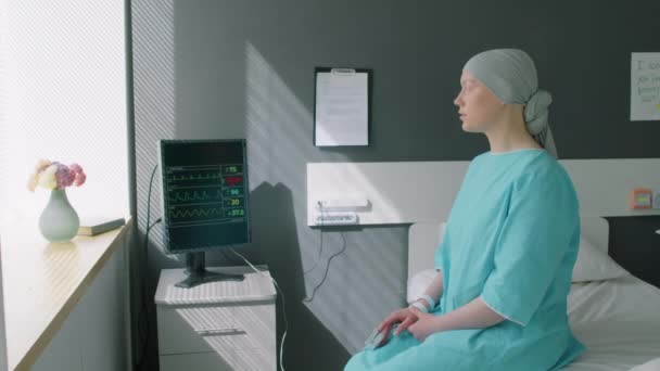 Junge Traurige Patientin Der Okologischen Abteilung Blauem Kopftuch Sitzt Auf — Stockvideo