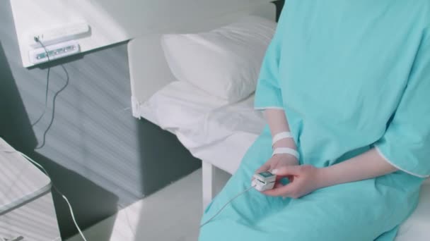 Портрет Молодой Уставшей Женщины Раком Специальным Оборудованием Пальце Сидящей Кровати — стоковое видео