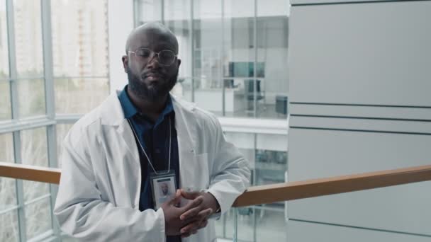 Портрет Американського Серйозного Лікаря Стоїть Залі Сучасної Клініки Білому Пальто — стокове відео