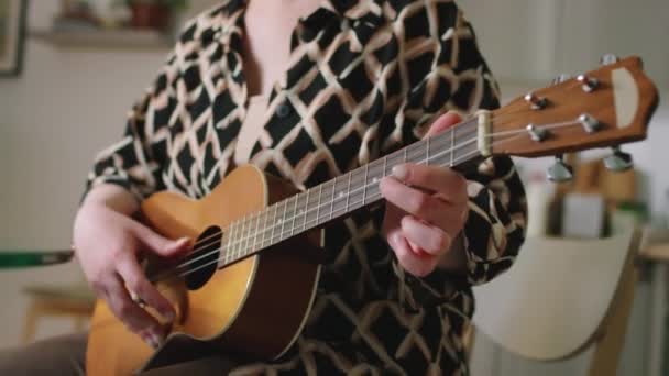 Recortado Disparo Mujer Tocando Guitarra Acústica Mientras Está Sentado Interior — Vídeos de Stock