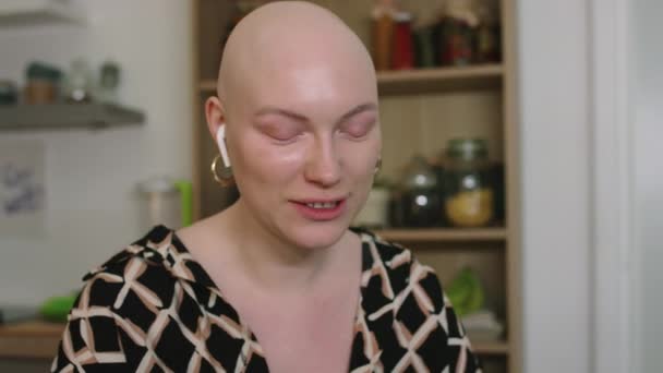 Medium Dekat Dengan Gadis Botak Dengan Kanker Memiliki Panggilan Video — Stok Video