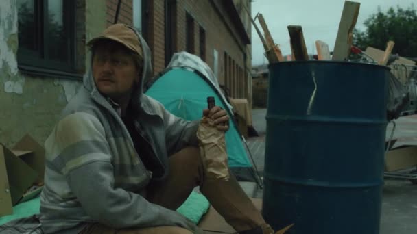 가방에 맥주를 마시는 노숙자의 대피소 주변을보고 — 비디오