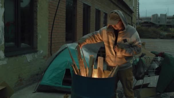 Mittlere Langzeitaufnahme Von Obdachlosem Lumpen Wärmt Sich Nachts Der Nähe — Stockvideo