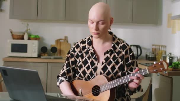 Plan Moyen Femme Chauve Jouant Guitare Tout Parlant Sur Appel — Video