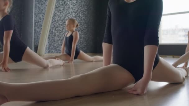 Dans Stüdyosunun Zemininde Otururken Ayrılık Provası Yapan Bir Grup Kız — Stok video