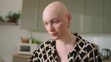 Genç kel kızın evinde otururken dizüstü bilgisayarında gitar dersi alırken çekilen fotoğrafı.