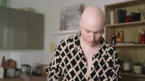 减少拍摄年轻秃头女子在因癌症而节食时采摘新鲜果冻苹果的镜头 — 图库视频影像