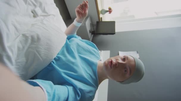 Kanserli Kadın Hastanın Hastane Koğuşunda Başörtüsüyle Yatarken Kamerada Video Çağrısı — Stok video