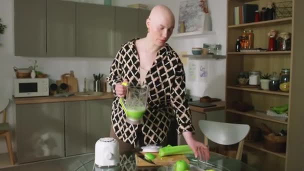 Medium Lange Schot Van Jonge Kale Vrouw Met Oncologie Ziekte — Stockvideo