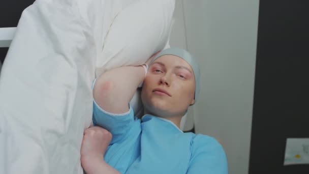 Pionowe Ujęcie Depresyjnej Kobiety Rakiem Leżącej Łóżku Szpitalu Chustce Głowie — Wideo stockowe