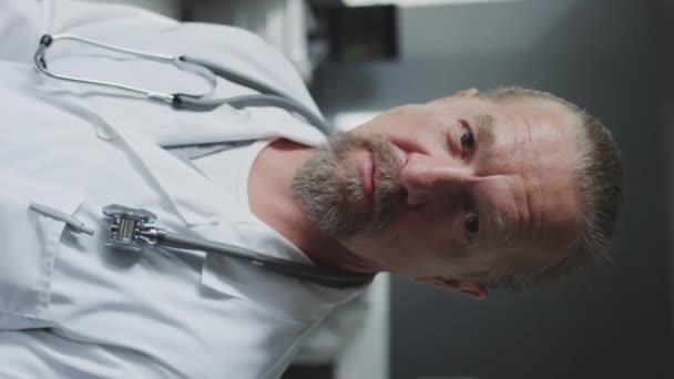 Portrait Vertical Médecin Mature Manteau Blanc Avec Stéthoscope Debout Hôpital — Video